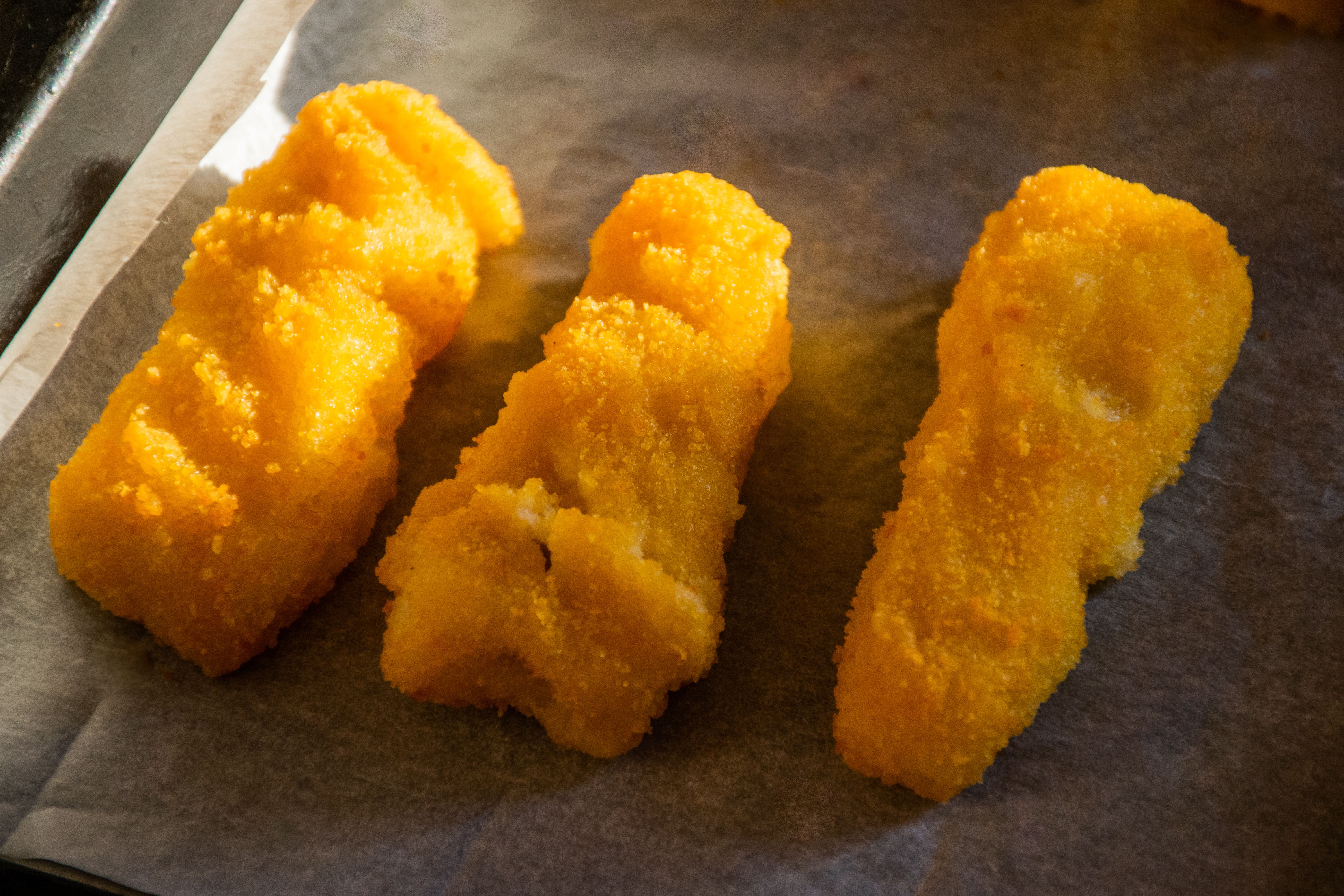 Knusprige Fischstäbchen einfach selber machen – hier das Rezept!