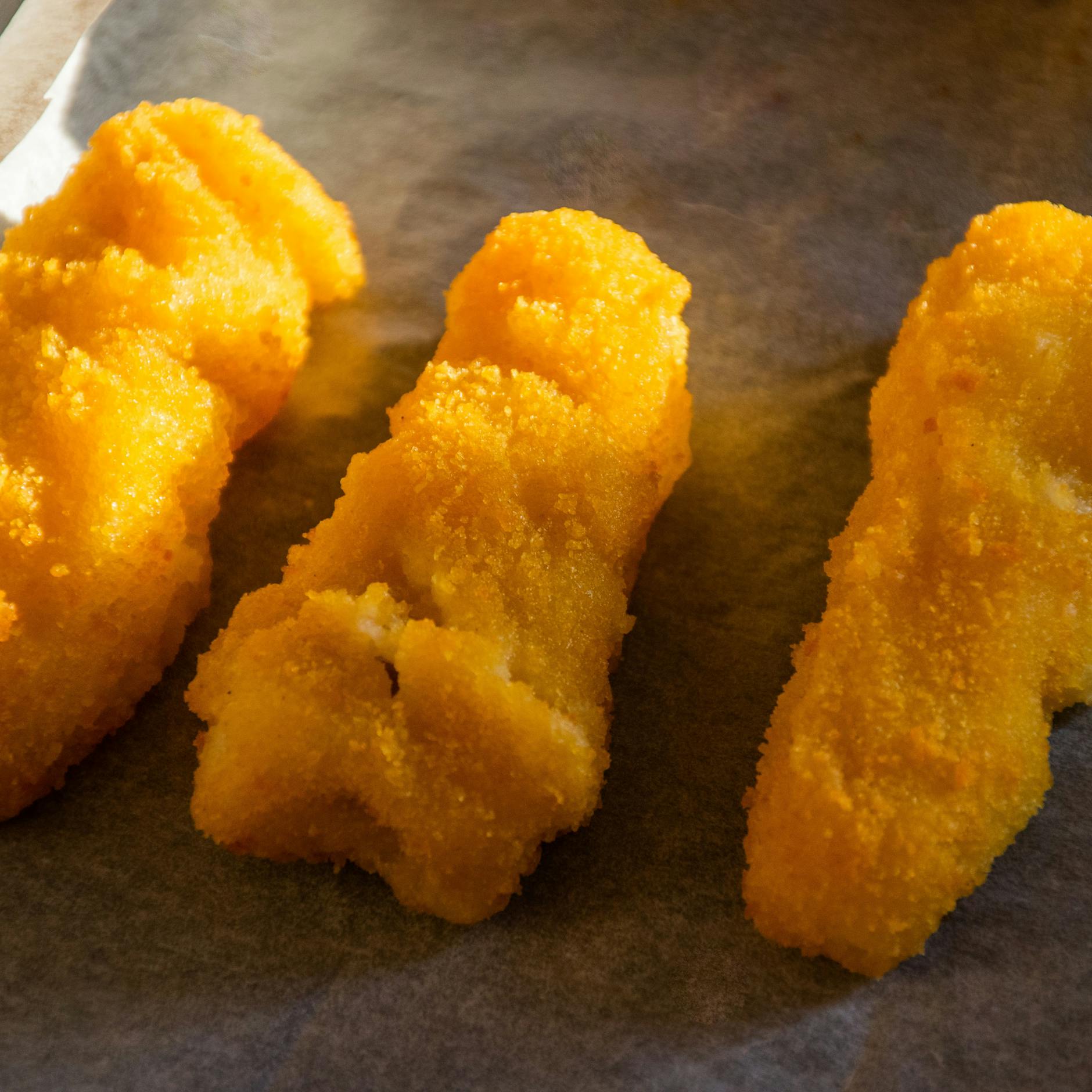 Knusprige Fischstäbchen einfach selber machen – hier das Rezept!