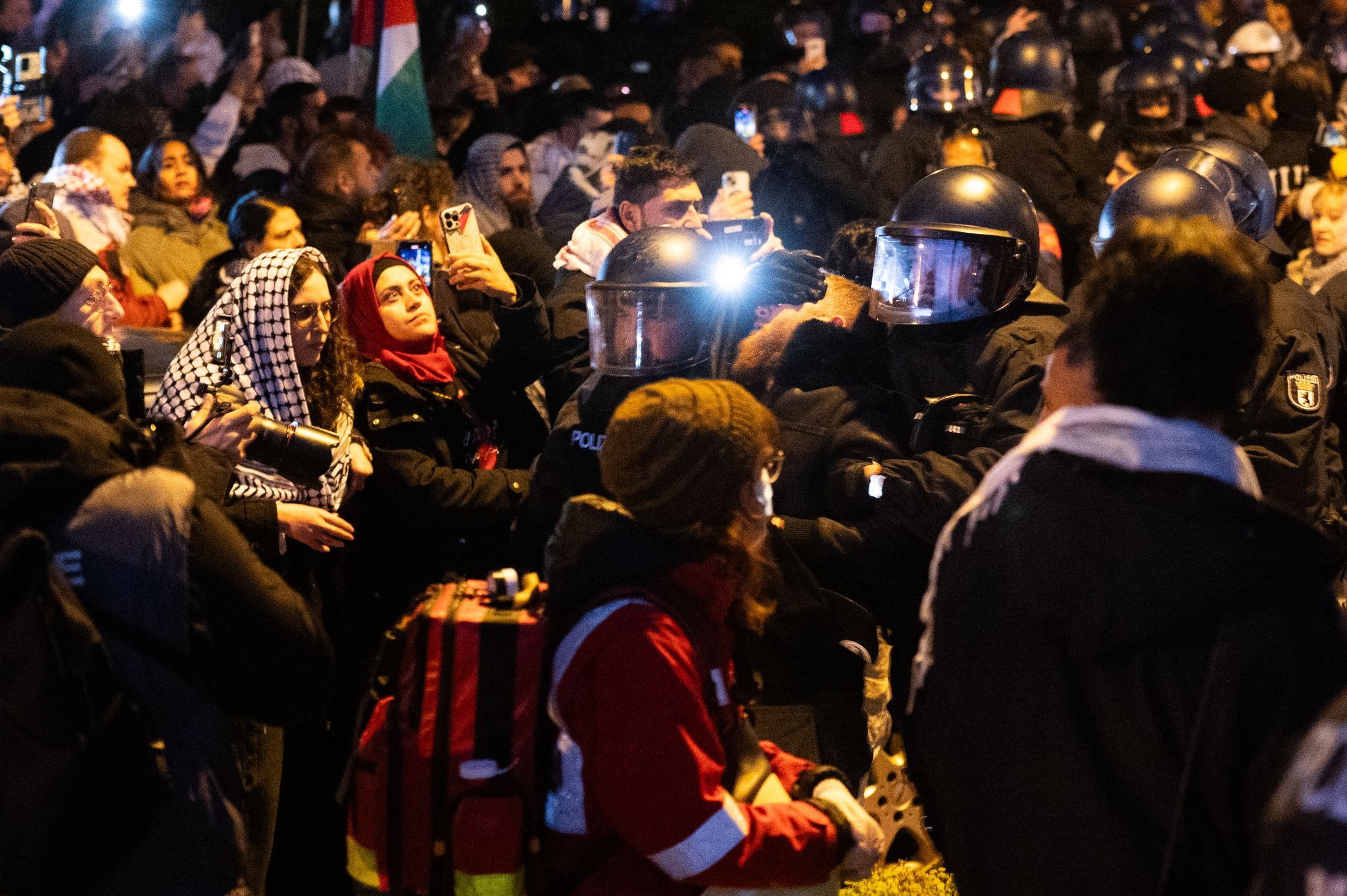 Berliner Frauentags-Proteste: Polizisten schlagen Demonstranten ins Gesicht – Video