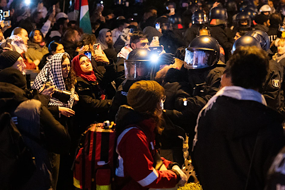 Polizisten nehmen einen Teilnehmer einer propalästinensischen Demonstration in Gewahrsam.