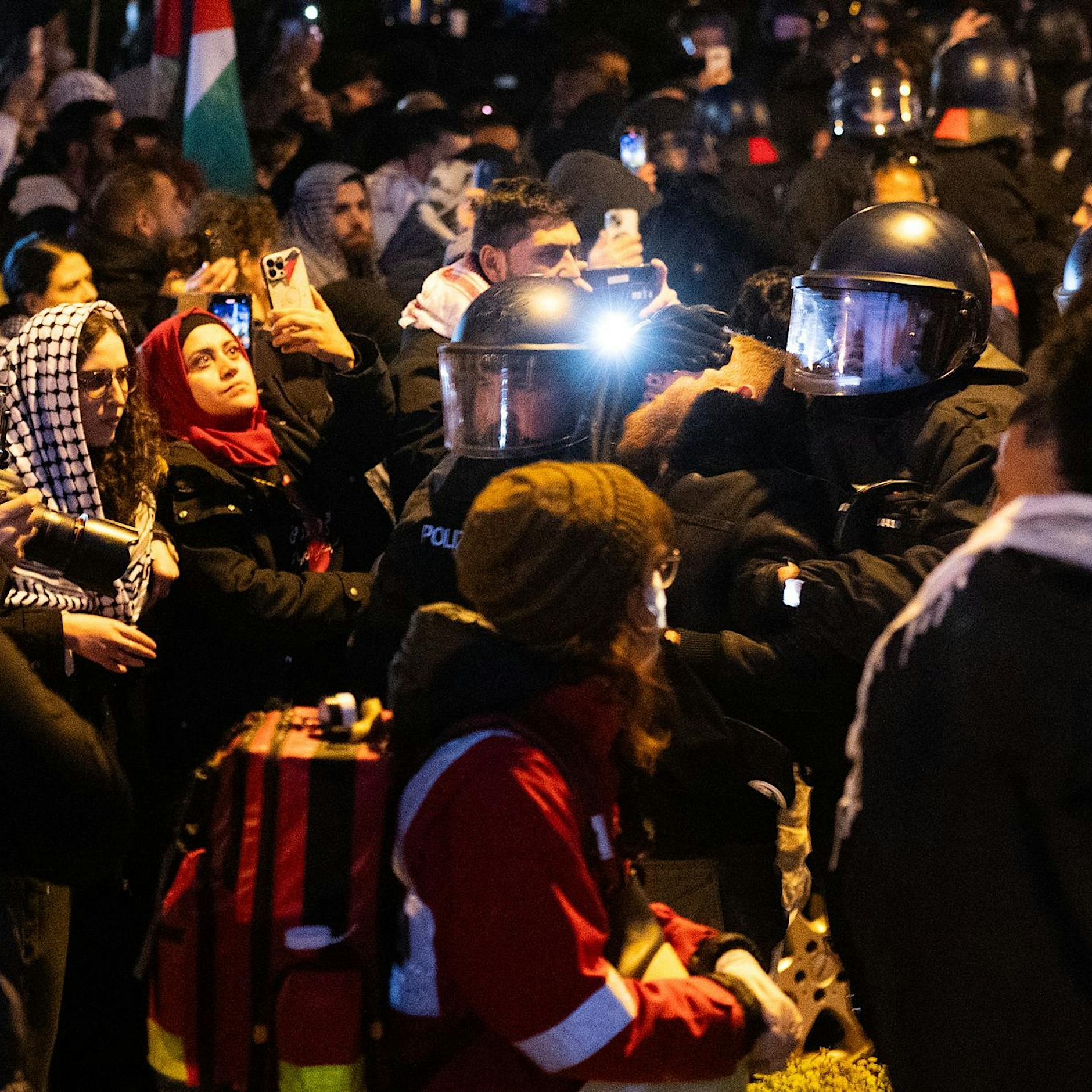 Berliner Frauentags-Proteste: Polizisten schlagen Demonstranten ins Gesicht – Video