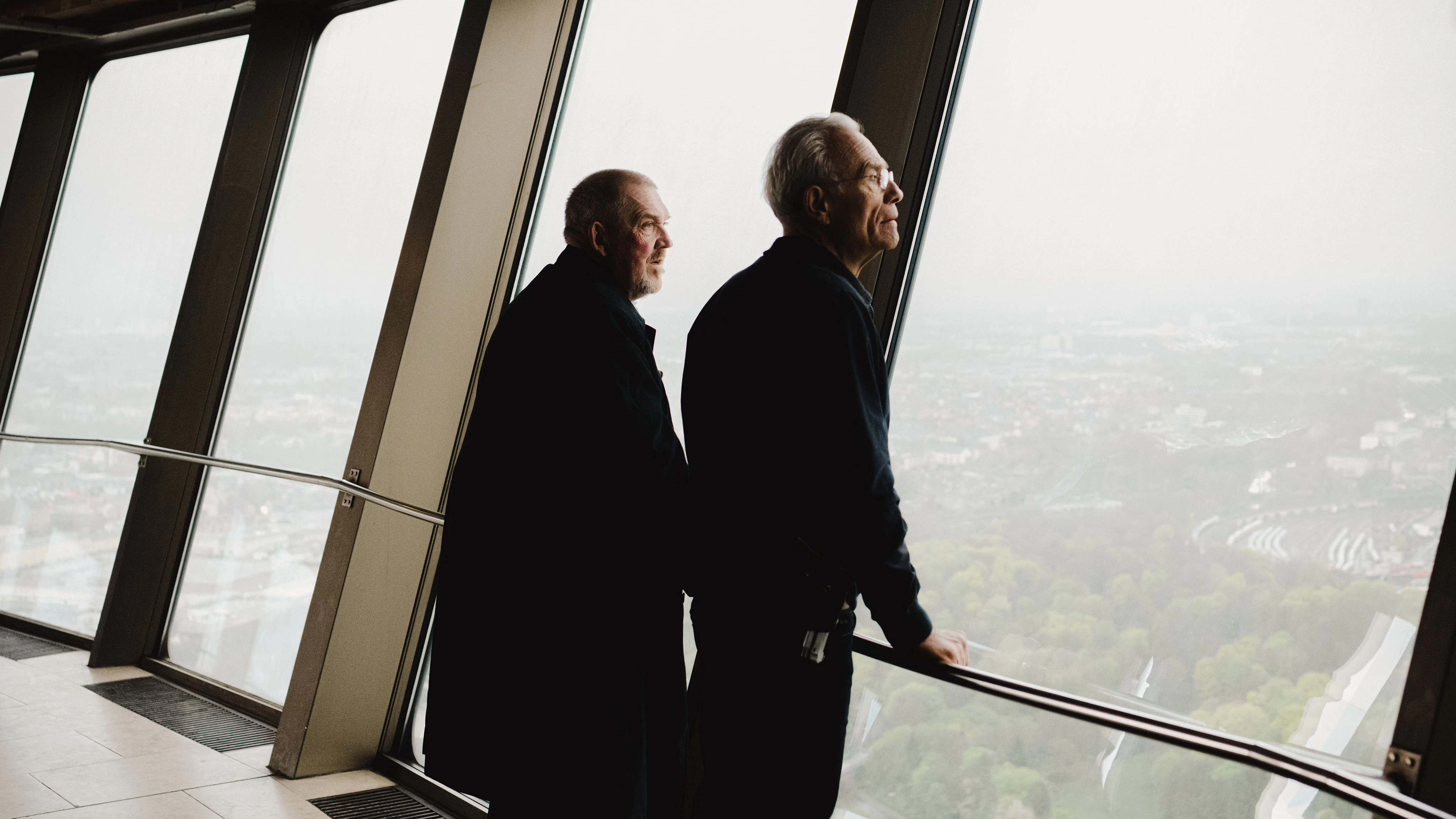 Freddy Schenk (Dietmar Bär, l.) und Max Ballauf (Klaus J. Behrendt) im „Colonius“. Der 266 Meter hohe Fernsehturm steht heute leer.