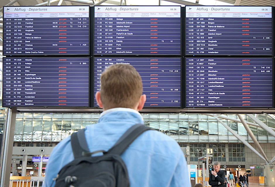 Flugausfälle sind auf Anzeigetafeln im Flughafen Hambburg angeschlagen.