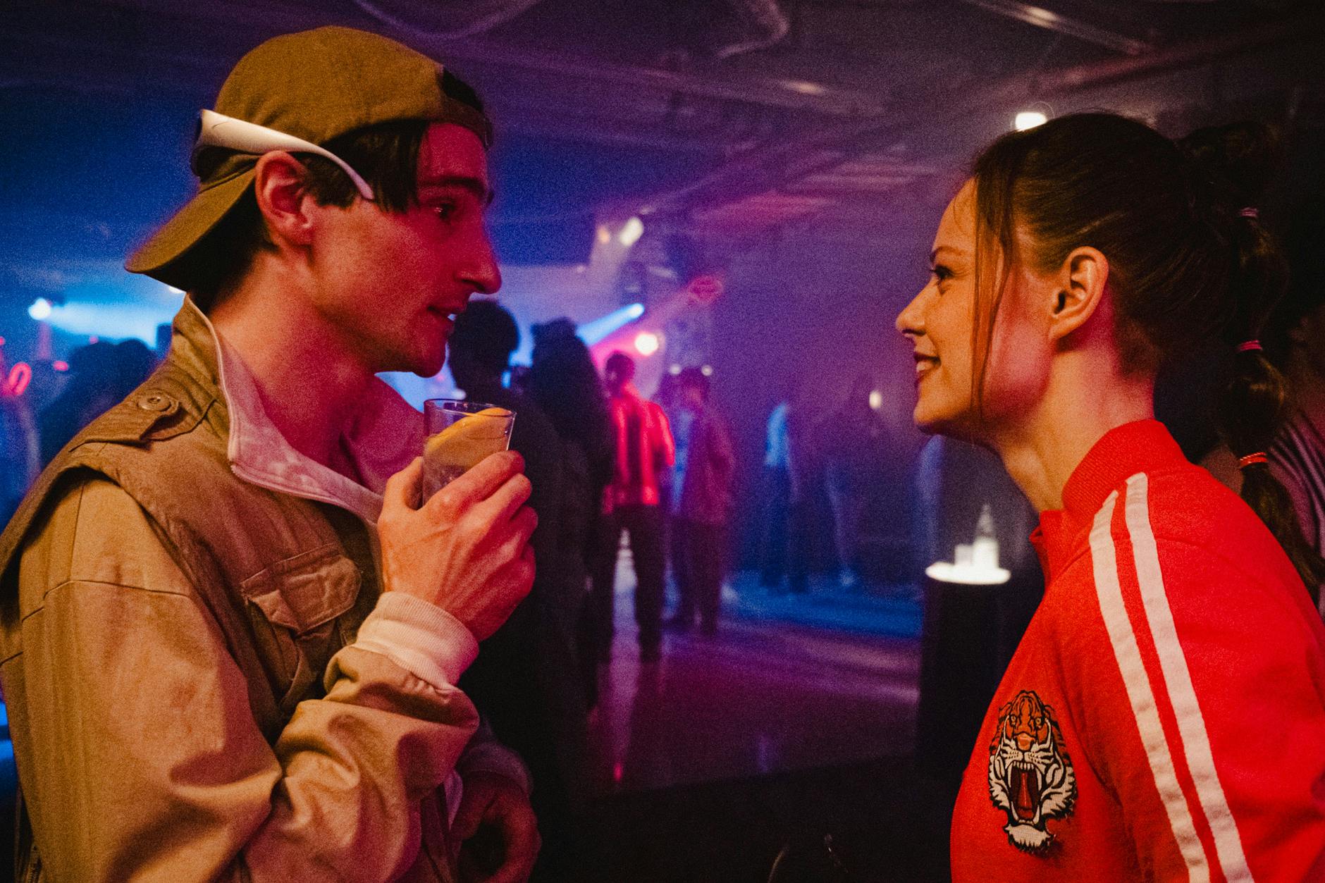 Eine Techno-Party im legendären „Colonius“-Turm in den 90ern entgleist. Szene aus dem Kölner „Tatort“ mit Emma Bading und Sebastian Schneider.