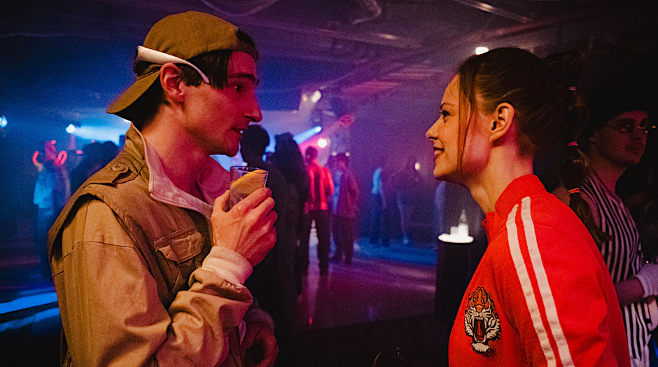 Eine Techno-Party im legendären „Colonius“-Turm in den 90ern entgleist. Szene aus dem Kölner „Tatort“ mit Emma Bading und Sebastian Schneider.