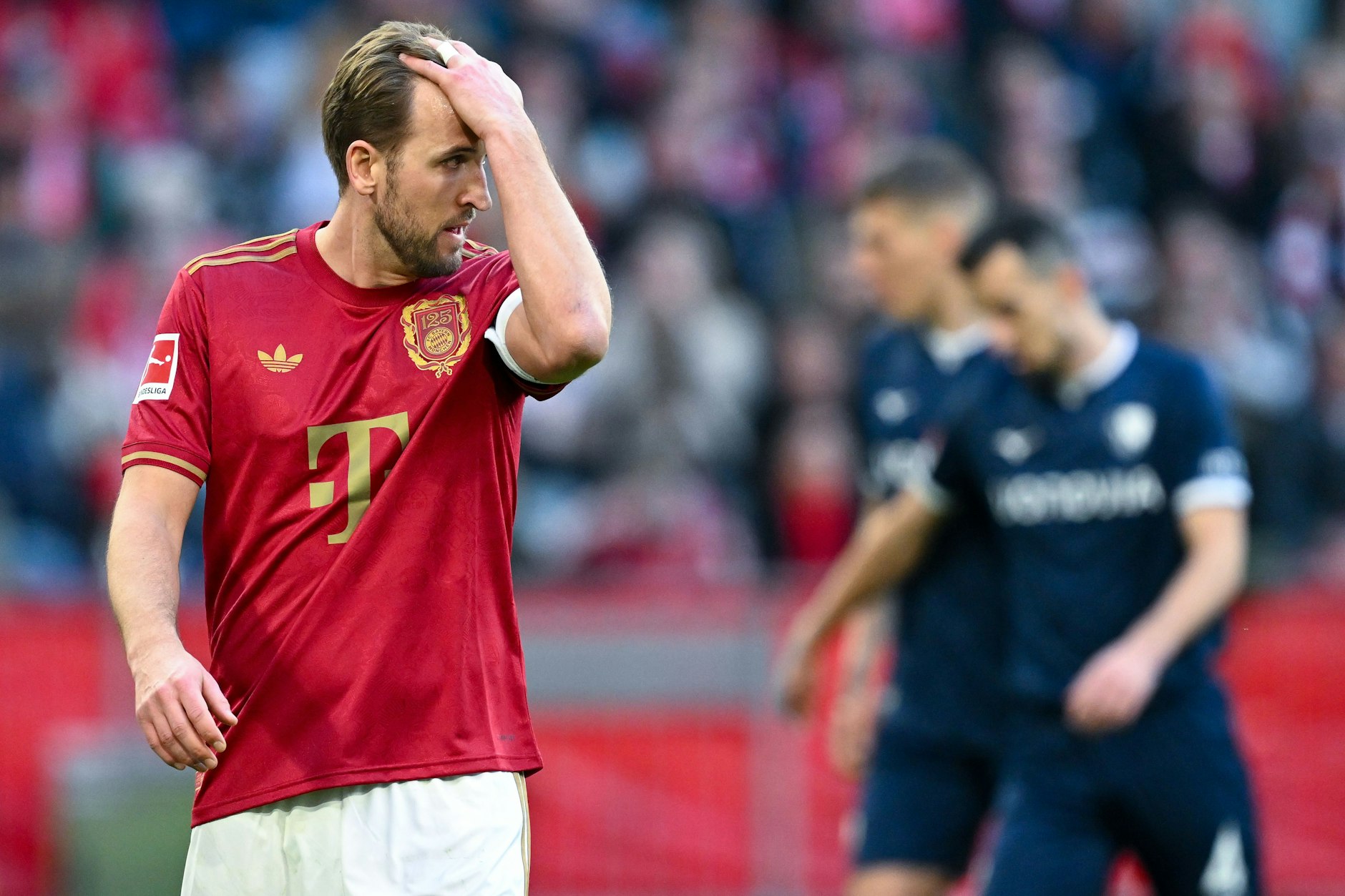 Harry Kane fährt sich mit der Hand durch die Haare, kann kaum verstehen, was auf dem Platz abgeht.