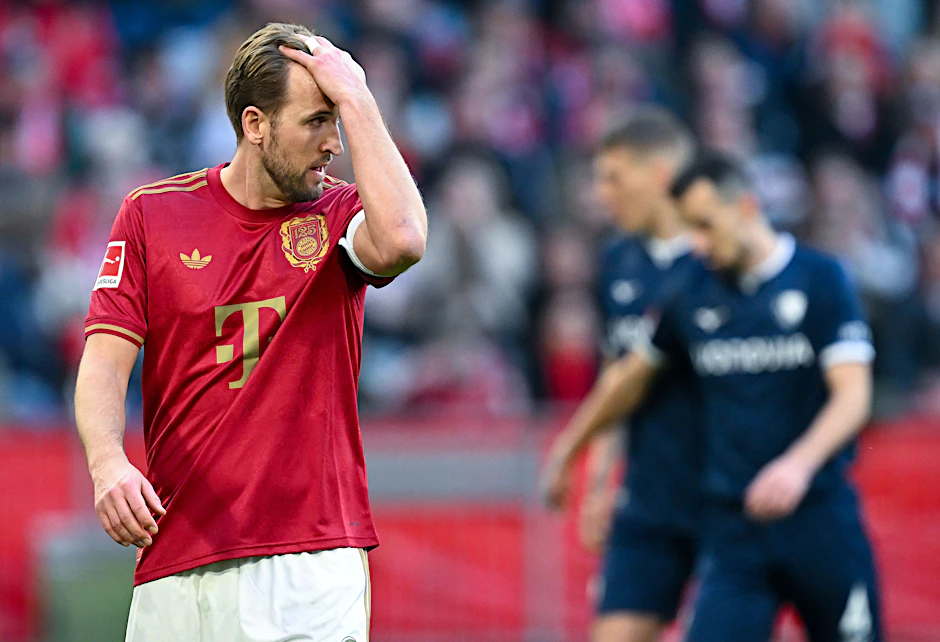 Harry Kane fährt sich mit der Hand durch die Haare, kann kaum verstehen, was auf dem Platz abgeht.