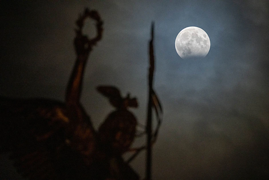 Hinter der Siegessäule in Berlin ist eine partielle Mondfinsternis zu sehen.