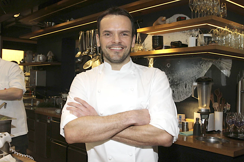 TV-Koch Steffen Henssler 2019 in einem seiner Restaurants.