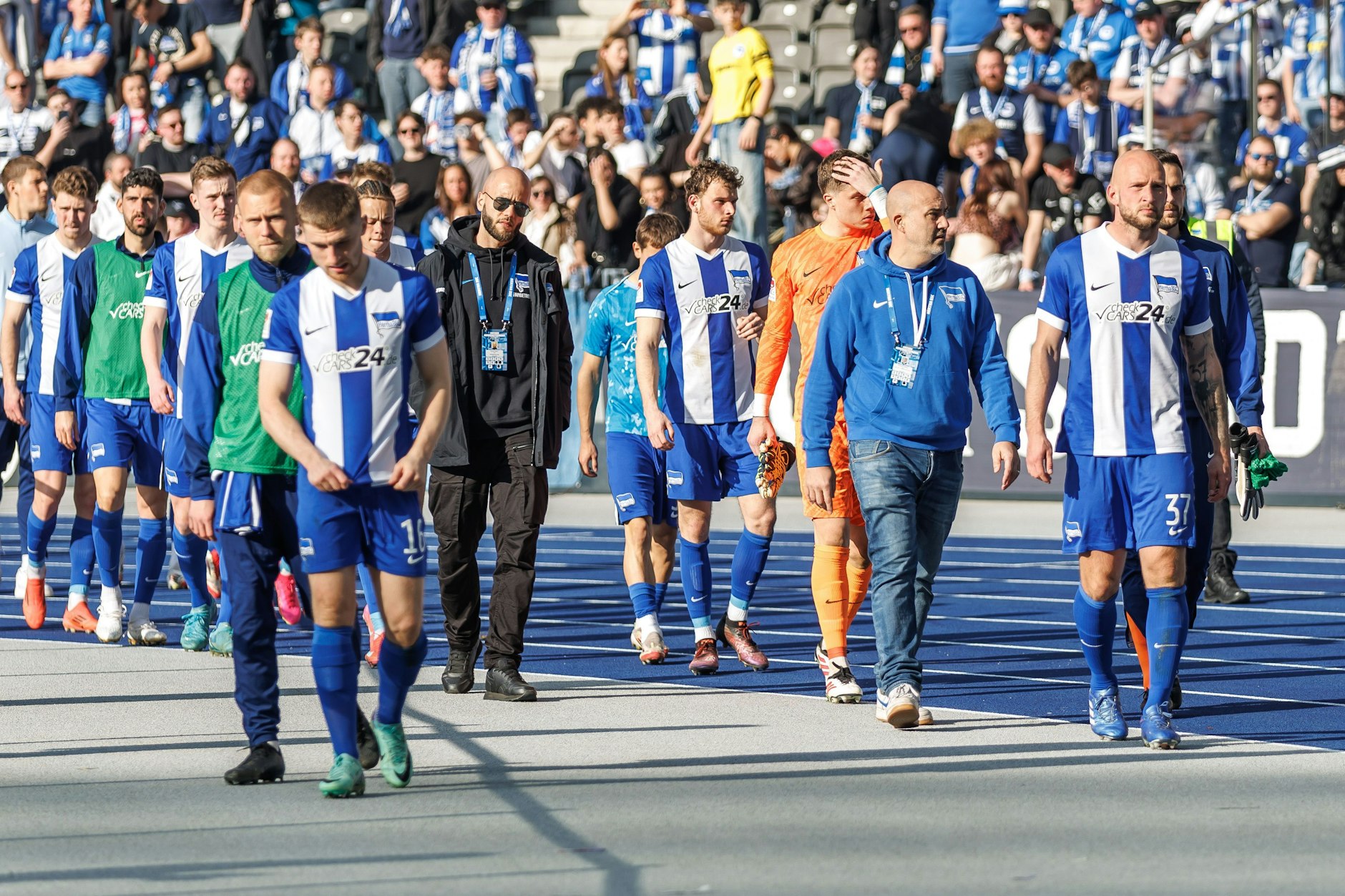 Der Gang der Hertha-Spieler in Richtung der Fans nach dem Abpfiff gegen Schalke glich eher einem Trauermarsch.