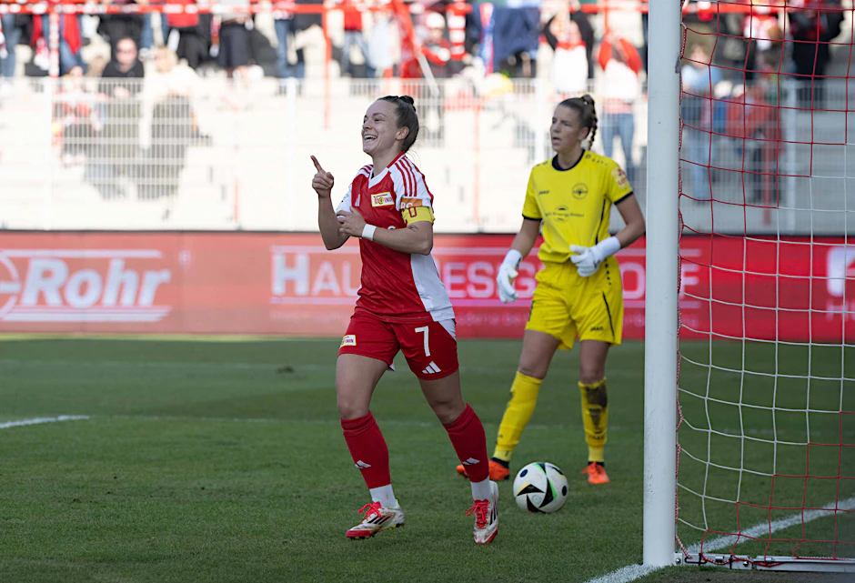 Lisa Heiseler vom 1. FC Union Berlin feiert ihr erste Tor gegen Laura van der Laan von der SG 99 Andernach.