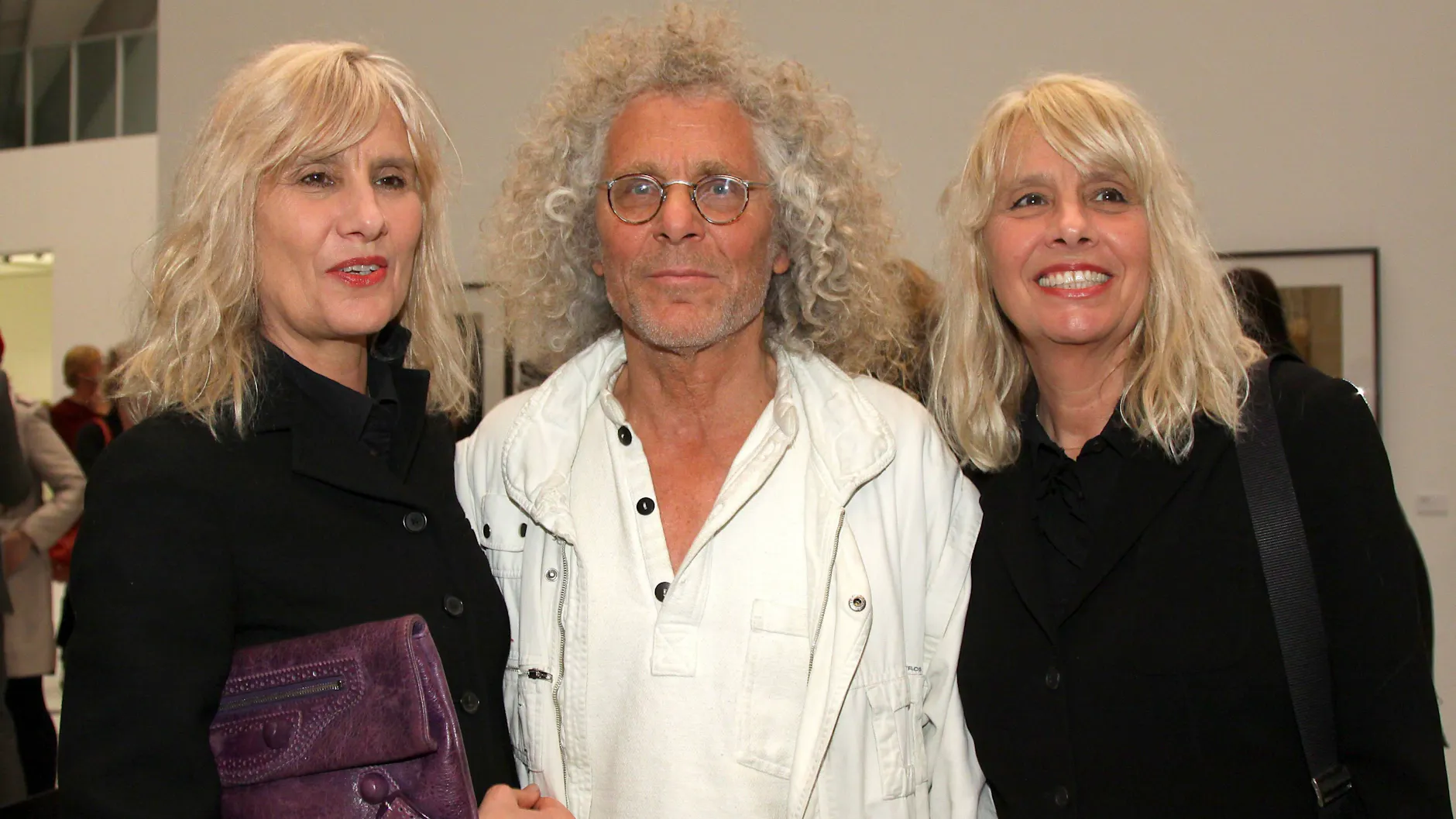 Rainer Langhans im Jahr 2010 mit zweien seiner Lebensgefährtinnen, den Zwillingsschwestern Jutta Winkelmann und Gisela Getty. Jutta starb 2017 an Krebs.