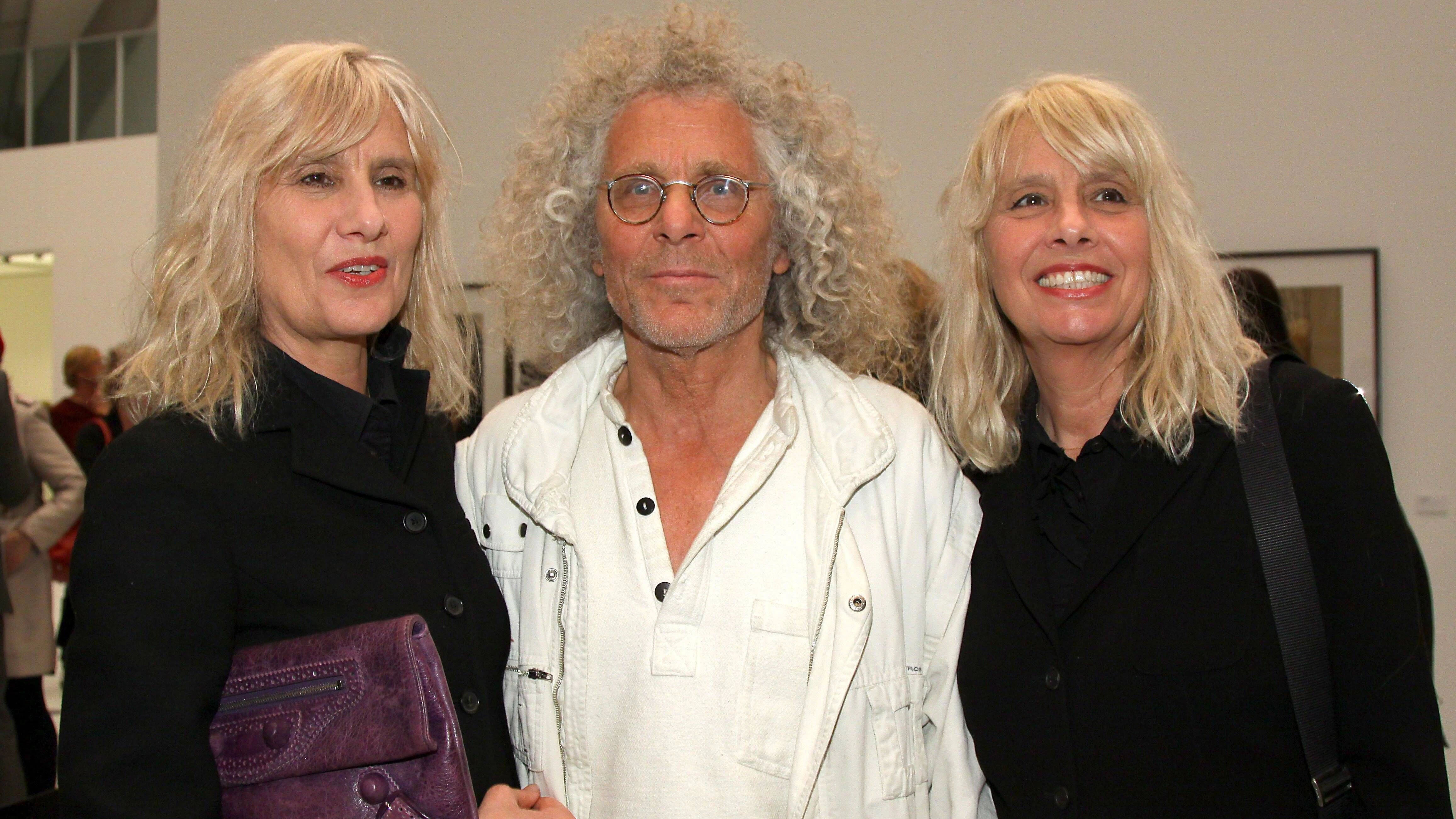 Rainer Langhans im Jahr 2010&nbsp; mit zweien seiner Lebensgefährtinnen, den Zwillingsschwestern Jutta Winkelmann und Gisela Getty. Jutta starb 2017 an Krebs.