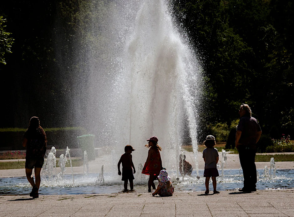 Der Sommer hält was er verspricht; zumindest in Berlin. Dieser Brunnen im Treptower Park ist besonders jetzt ein beliebter Treffpunkt für Groß und Klein. Foto: Paul Zinken/dpa