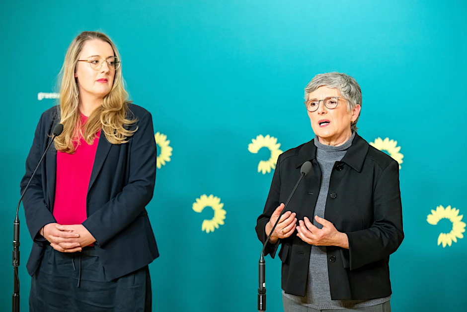 Die Vorsitzende der Grünen-Bundestagsfraktion, Katharina Dröge (li.) , sagte in Berlin, sie und die Co-Vorsitzende Britta Haßelmann (re.) hätten der Fraktion empfohlen, nicht zuzustimmen. (Archivbild)