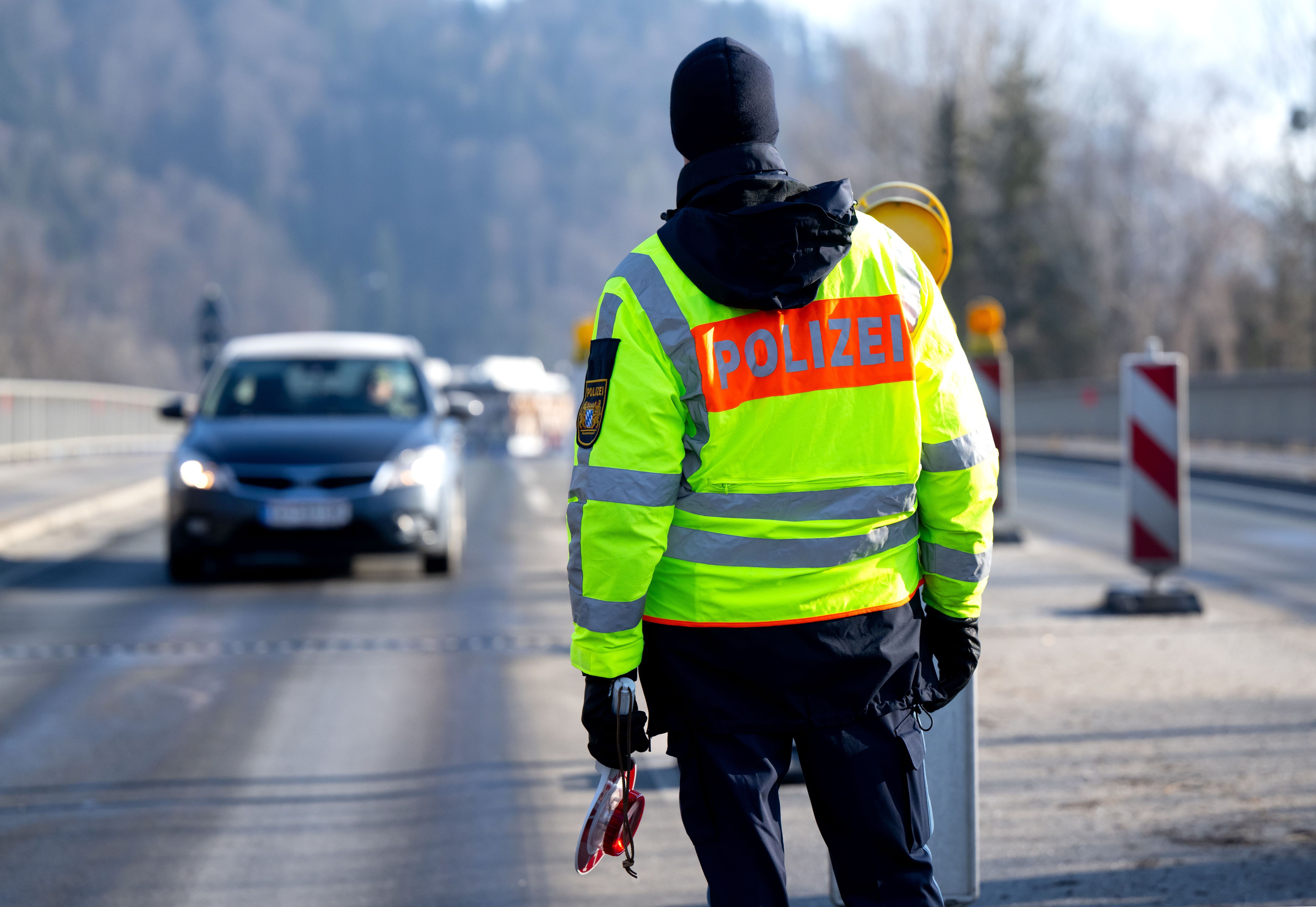 Merz‘ Migrationspläne: Härtere Grenzkontrollen, schnellere Abschiebungen – doch die Kritik wächst
