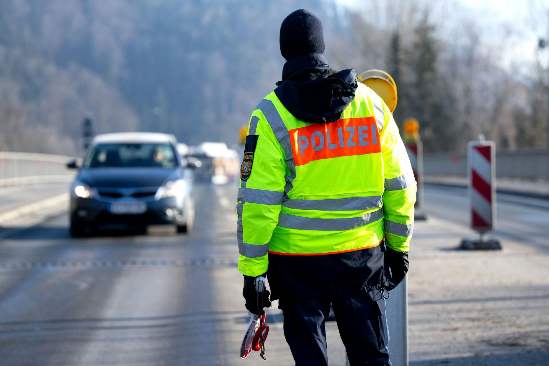 Polizisten kontrollieren an einer mobilen Kontrollstelle kurz hinter der Grenze Fahrzeuge, die aus Österreich nach Deutschland kommen.