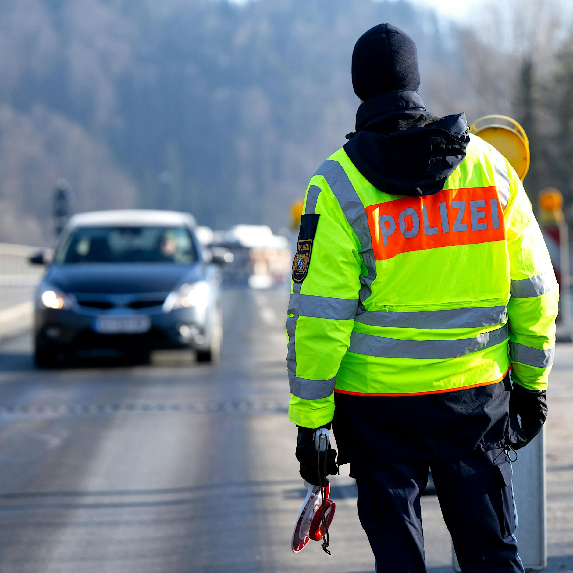 Merz‘ Migrationspläne: Härtere Grenzkontrollen, schnellere Abschiebungen – doch die Kritik wächst