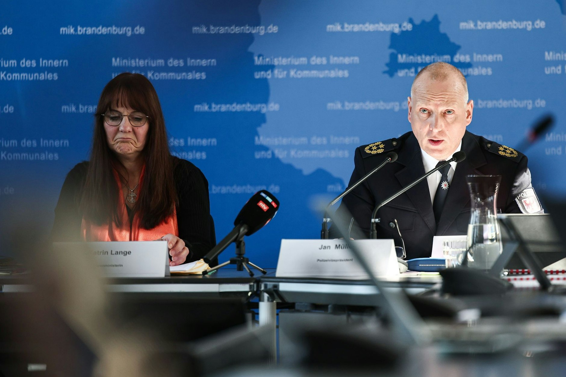 Die Brandenburger Innenministerin Katrin Lange (SPD) und Polizeivizepräsident Jan Müller stellen die  polizeiliche Kriminalstatistik 2024 für das Land Brandenburg vor.
