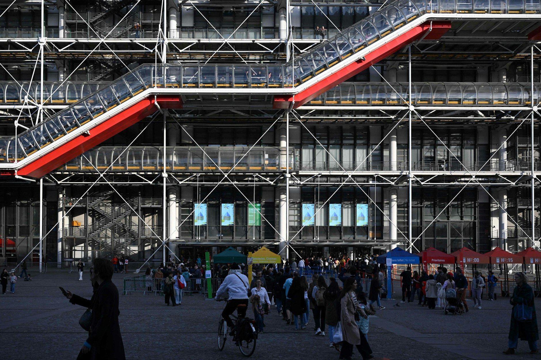 Blick auf die markante Fassade des Centre Pompidou in Paris.