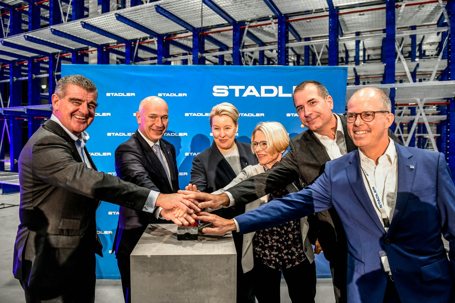 Besuch bei Stadler: Im November 2023 drückten Kai Wegner, Franziska Giffey und Manager des Unternehmens einen Startknopf.