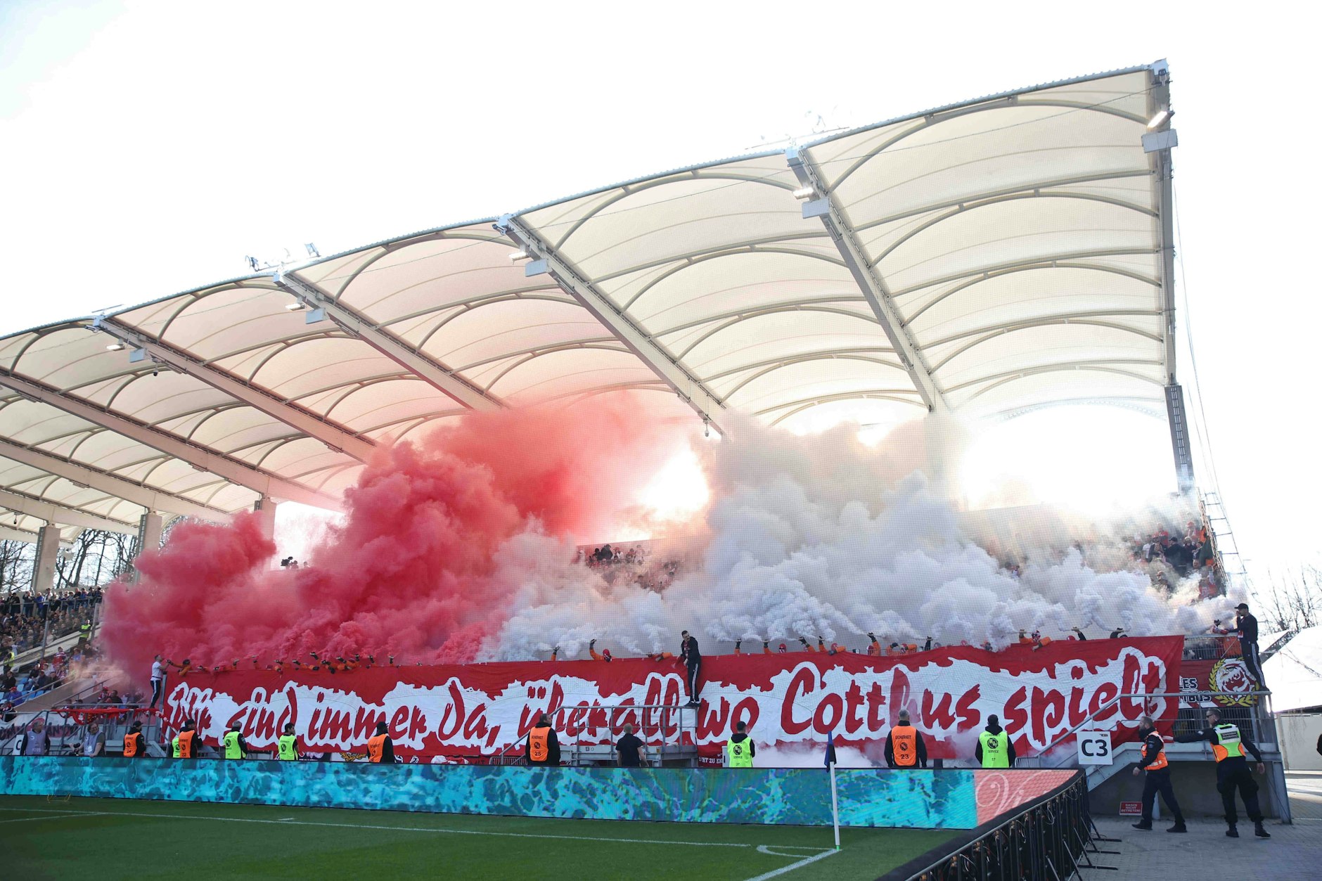 Fans von Energie Cottbus zünden Pyrotechnik im Saarbrücker Ludwigsparkstadion. Auf der Rückfahrt wurde eine Cottbuser Fangruppe auf einem Autobahnrastplatz angegriffen.
