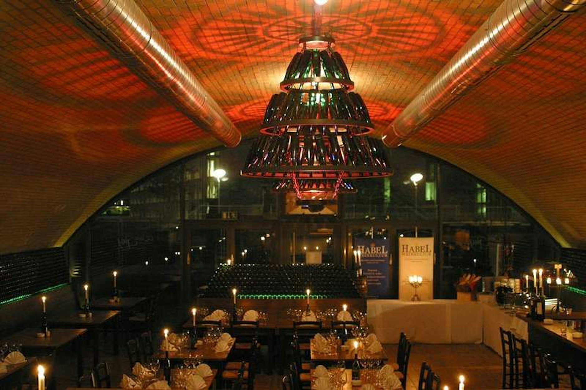 <strong></strong>Das Restaurant&nbsp;<strong>HABEL</strong>&nbsp;ist für seine <strong>historische Atmosphäre</strong> und <strong>gastronomische Qualität</strong> bekannt.