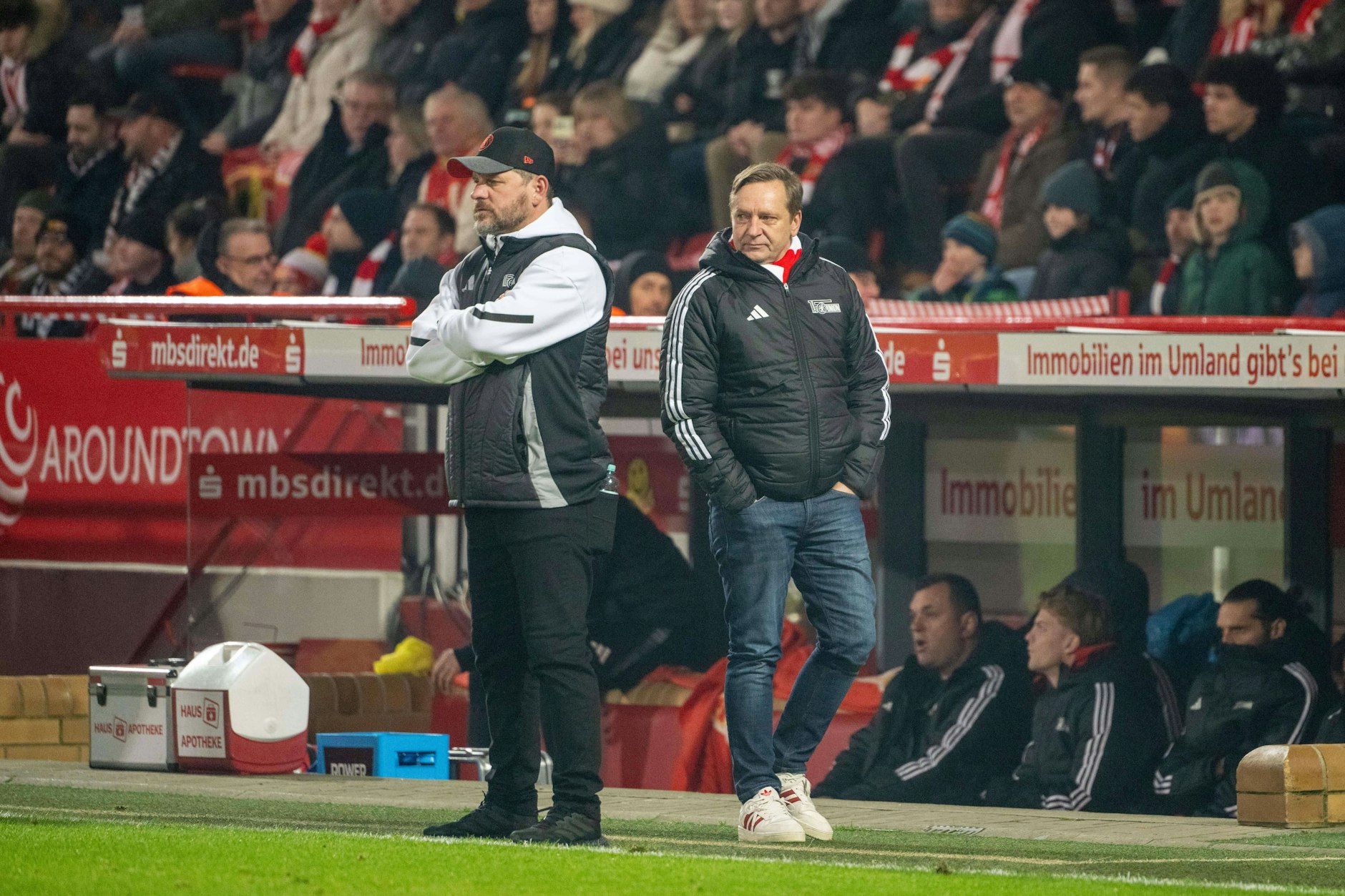 Cheftrainer Steffen Baumgart (53) und Manager Horst Heldt (55) schimpfen über den DFB. Einer Meinung sind dabei allerdings nicht.