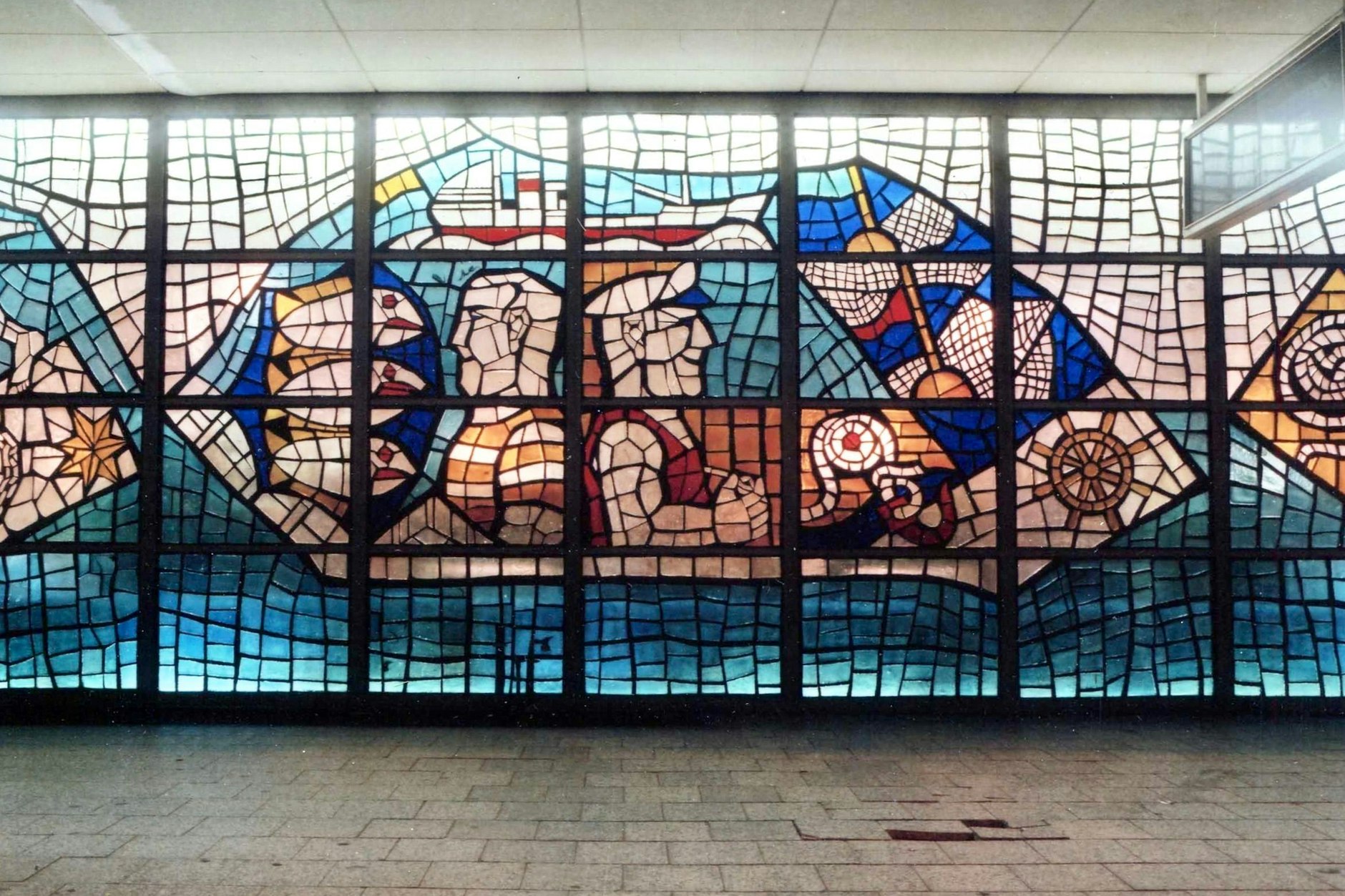 Teil des großen Glasfrieses, der bis 1991 die Fassade vom Gastmahl des Meeres, heute Nordsee an der Ecke Karl-Liebknecht-/Spandauer Straße, bildete. Es verschwand, wurde abgetragen – aber von Arnim Henke erhalten.