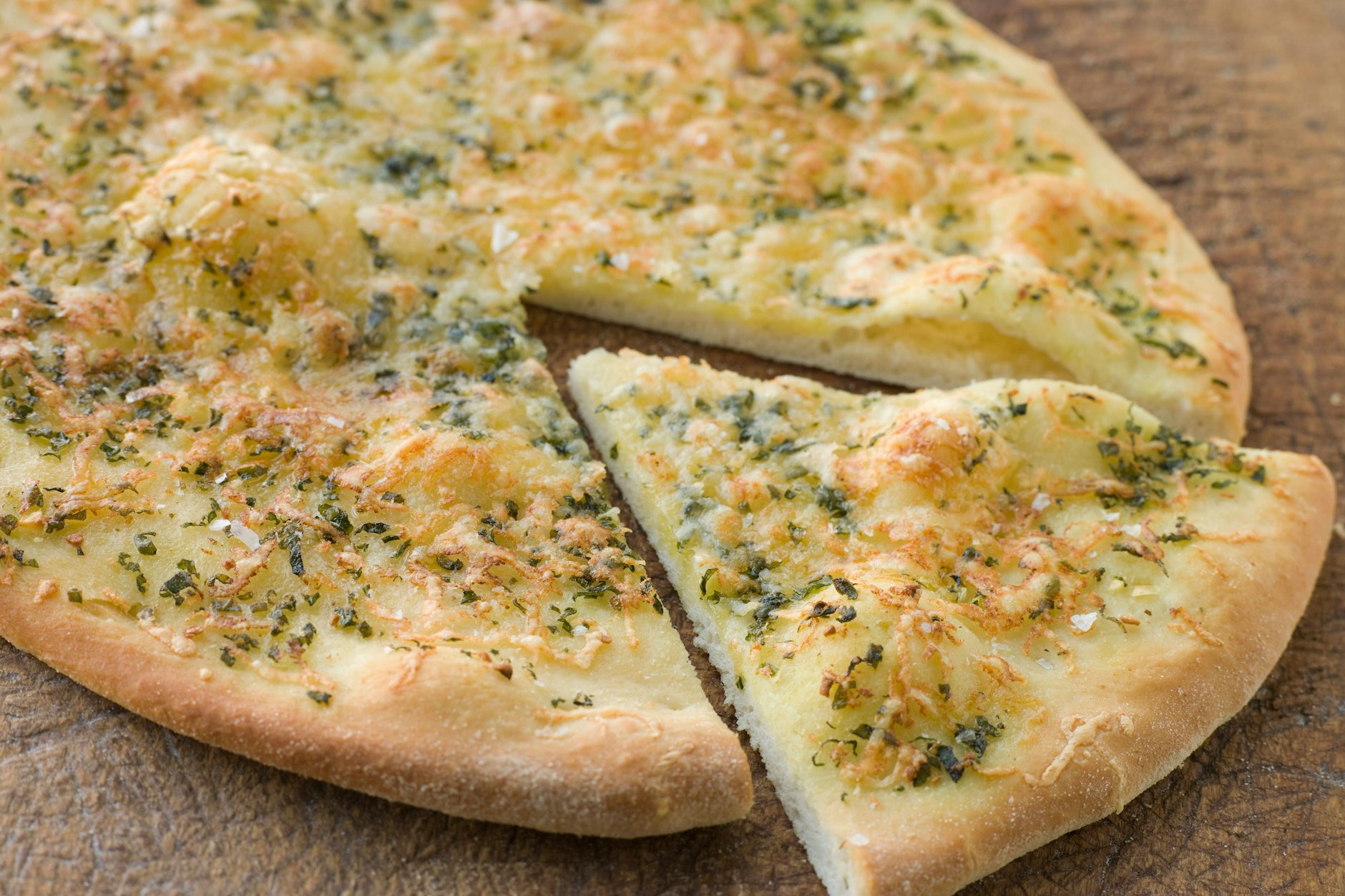 Blitzgericht: Die Knoblauchpizza braucht nur wenige Zutaten und steht schnell auf dem Tisch.