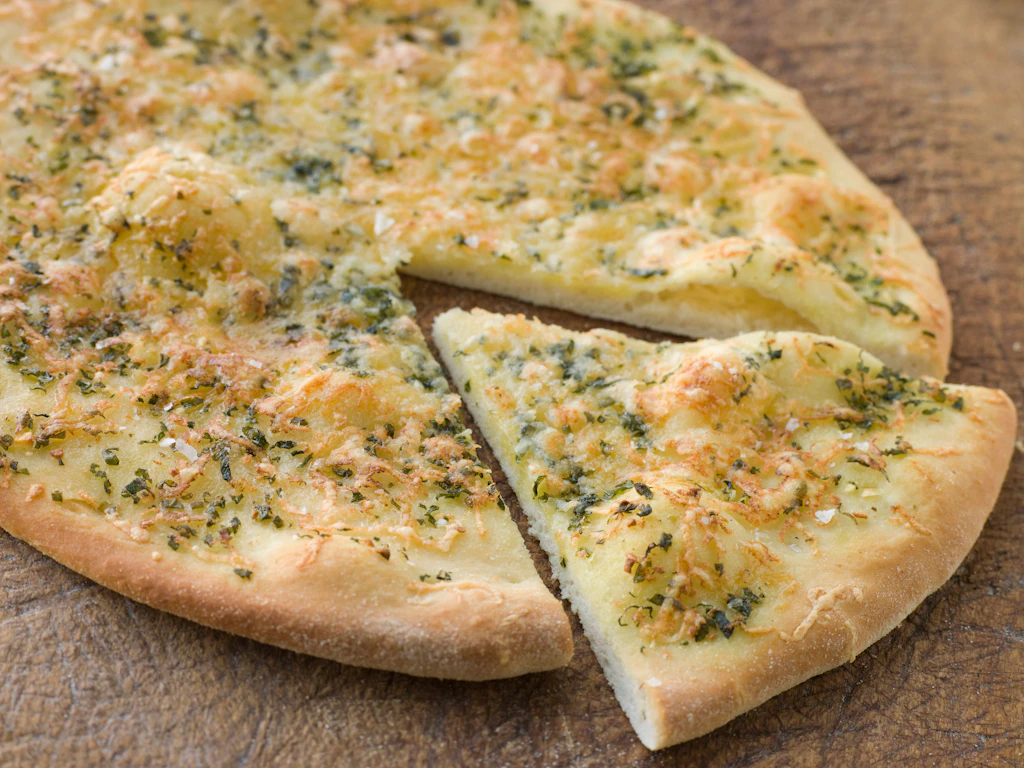 Einfach und schnell gemacht: Probieren Sie doch mal Knoblauchpizza mit Mozzarella