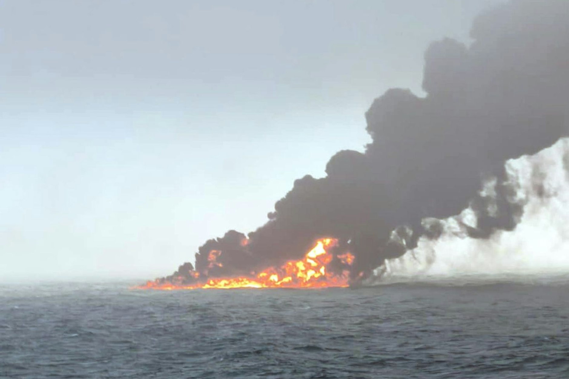 Nach einer Kollision zwischen einem Öltanker und einem Frachtschiff vor der Küste von East Yorkshire brennt der Tanker. 