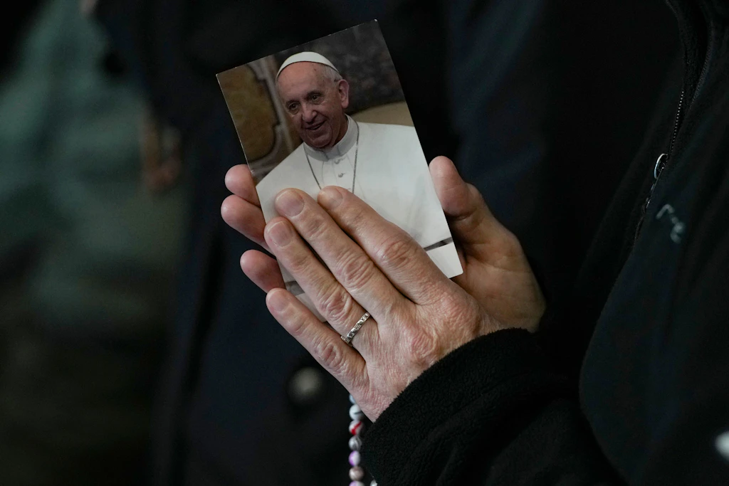 Papa Francis artık hayat için akut tehlikede değil
