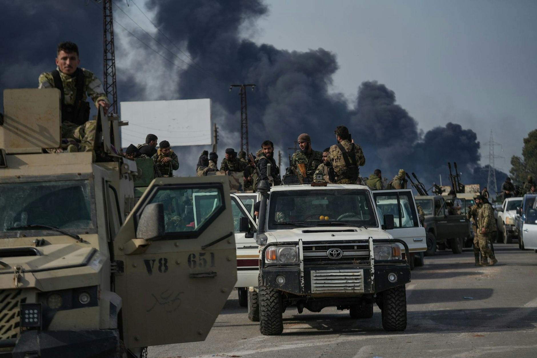 Die syrischen Streitkräfte rücken mit schweren Waffen in die Dörfer im Umland von Latakia vor.