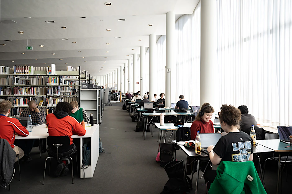Schon am Vormittag sind in der Amerika-Gedenkbibliothek am Blücherplatz alle Arbeitsplätze besetzt.