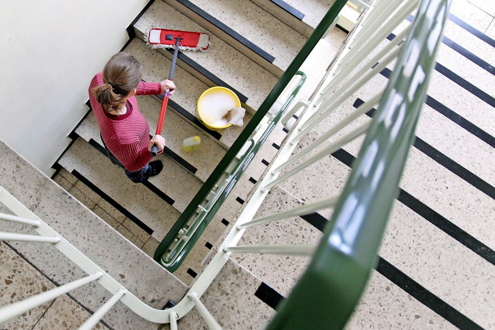 Gebäudereiniger werden nach Mindestlohn bezahlt. Für sie würde das monatliche Einkommen ein wenig höher ausfallen.