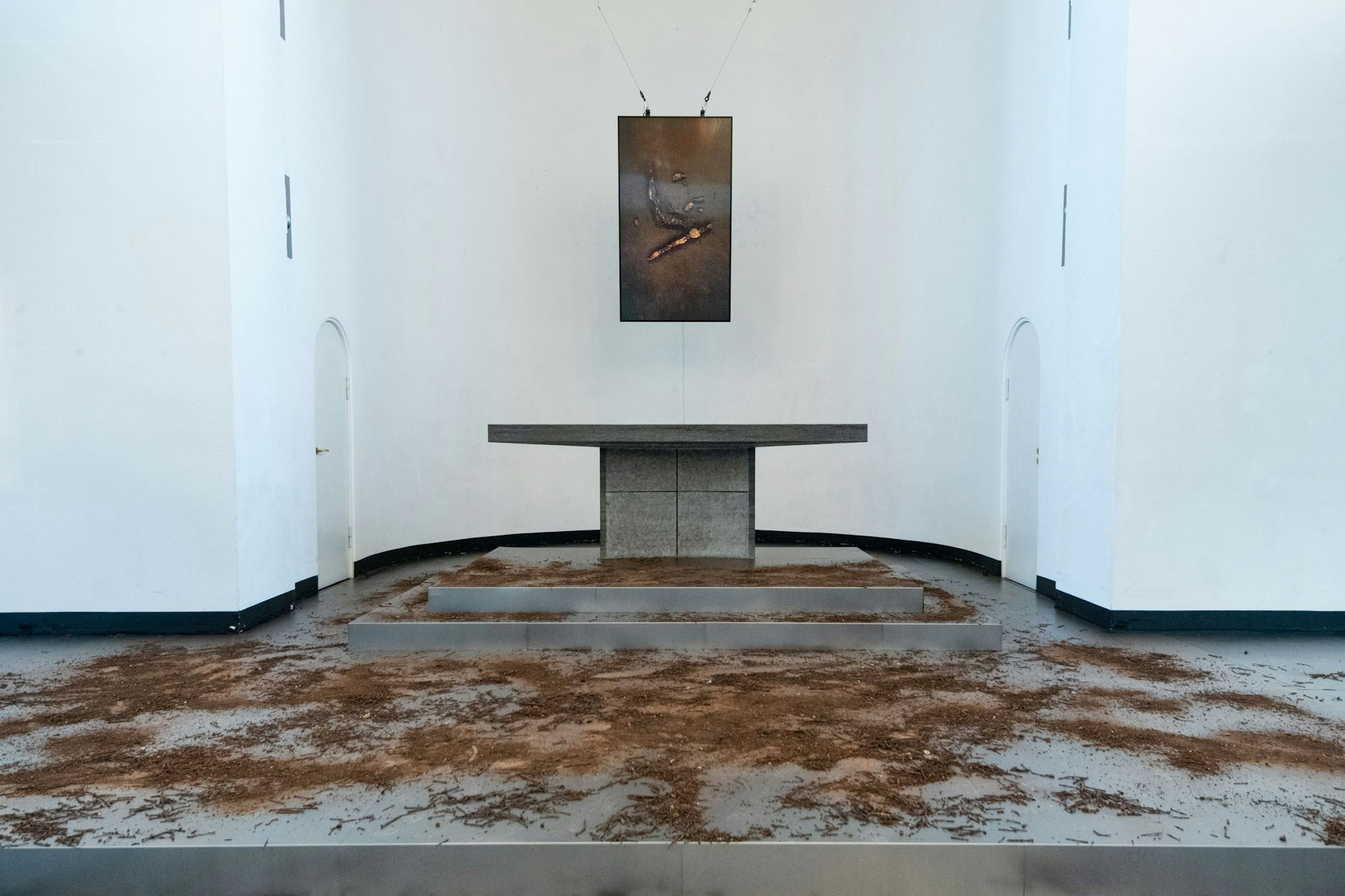 Bitte betreten! Archäologische Nägel auch als Altarbild Sonya Schönbergers