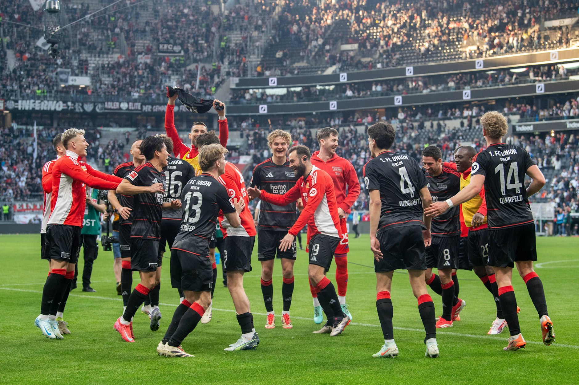 Was für ein Gefühl! Die Spieler des 1. FC Union feiern ihren 2:1-Coup bei Eintracht Frankfurt und tanzen nach einem Spiel wie schon lange nicht mehr.