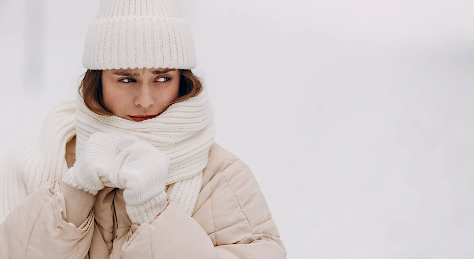 Die Wintersachen schon weggepackt? Sie könnten noch gebraucht werden: Im Norden lauert eisige Polarluft.
