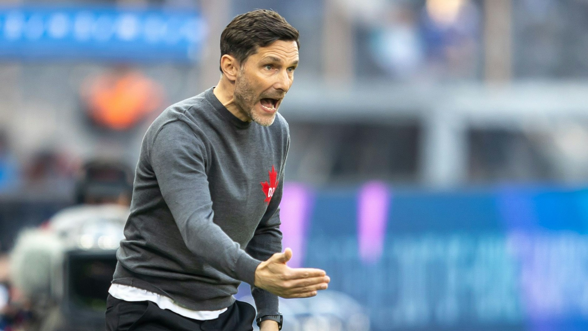 Herthas Trainer Stefan Leitl gestikuliert an der Seitenline. Der Coach will Hertha so zum Klassenerhalt führen.
