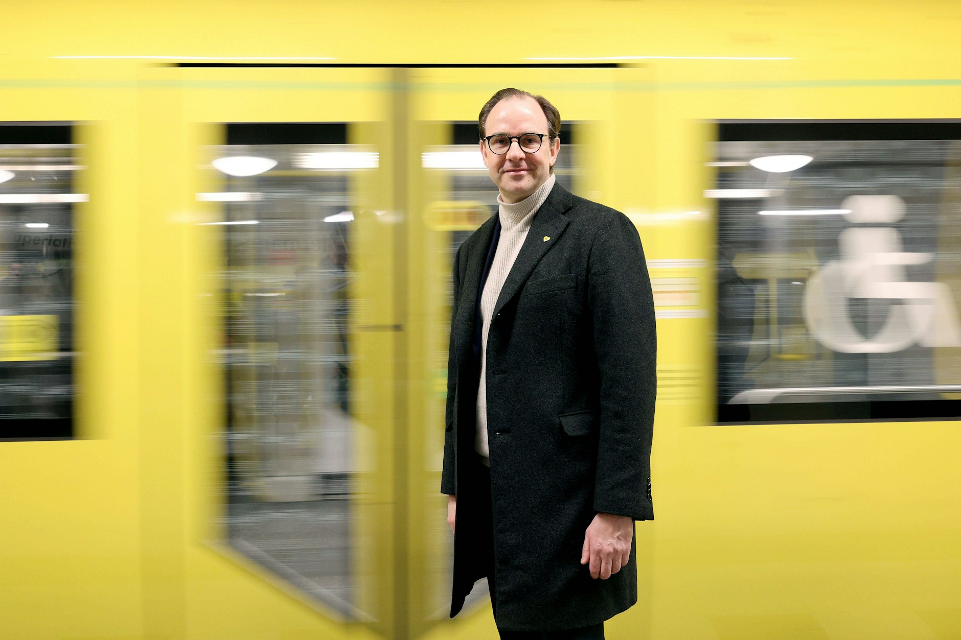 BVG-Chef Henrik Falk freut sich, dass neue U-Bahnzüge jetzt anrollen.