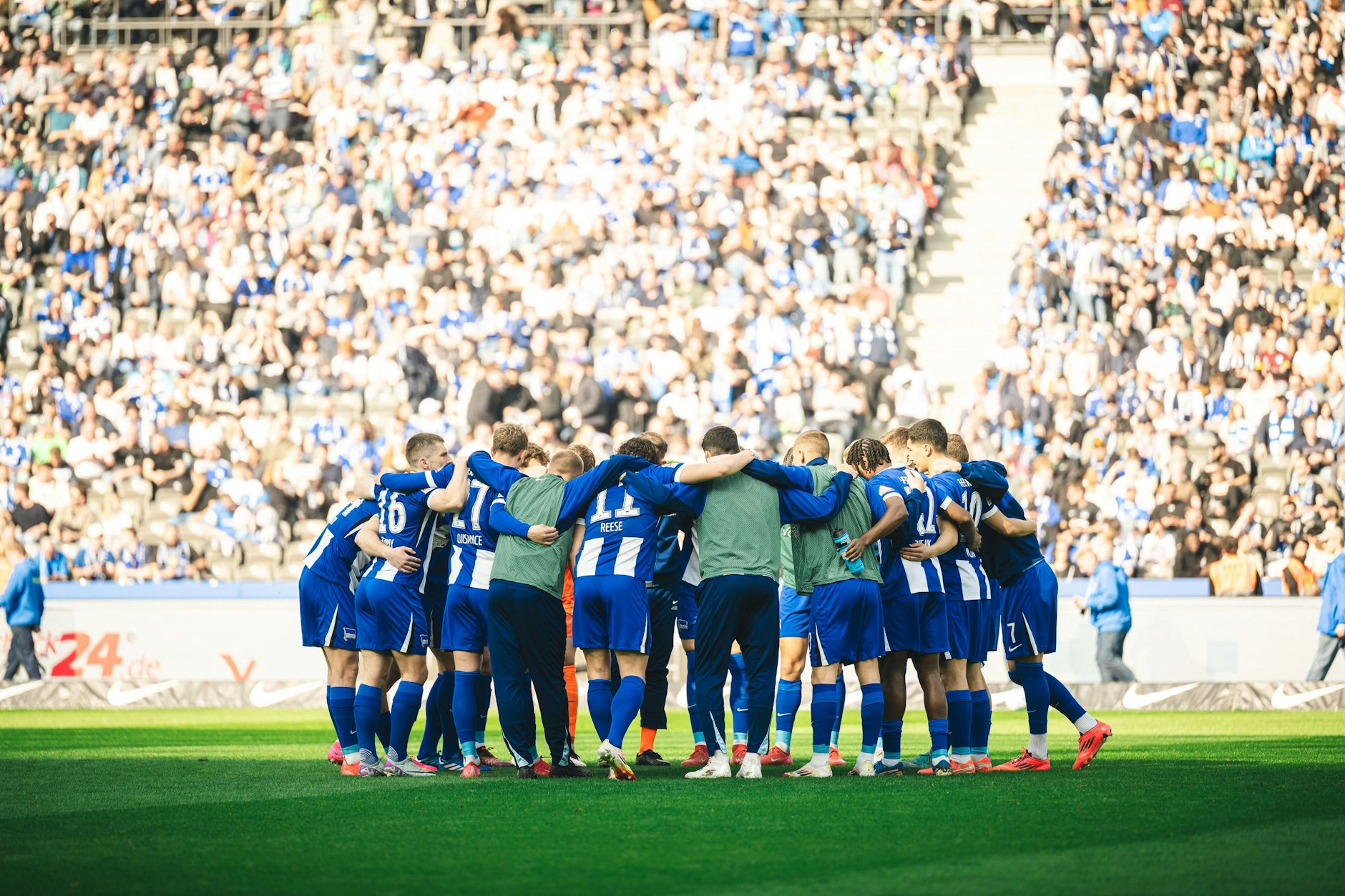 So wie die Spieler in diesem Teamkreis beschwört Hertha BSC mit einem Brief an die Mitglieder die Einheit im Verein.