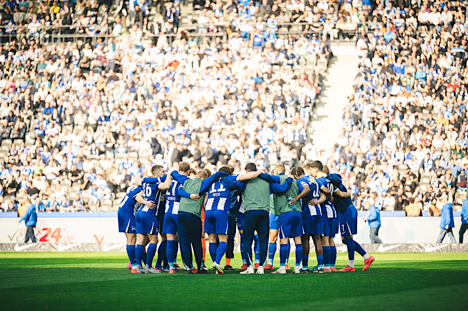 So wie die Spieler in diesem Teamkreis beschwört Hertha BSC mit einem Brief an die Mitglieder die Einheit im Verein.
