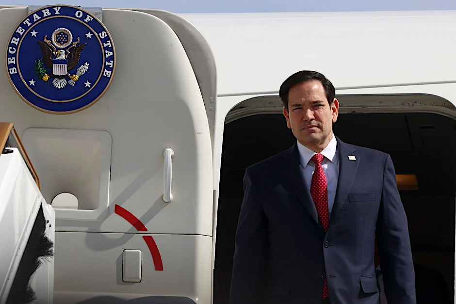 US-Außenminister Marco Rubio steigt aus einem Flugzeug. 