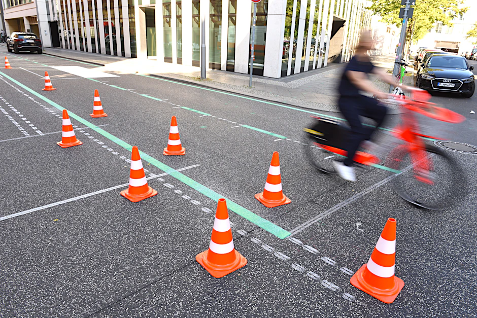 Vorrang für Fahrräder in der Oberwallstraße: Im Frühjahr 2023 begannen die Markierungsarbeiten für die neue Fahrradstraße in Mitte. Heute engen hier Poller und Betonblöcke die Straße ein.