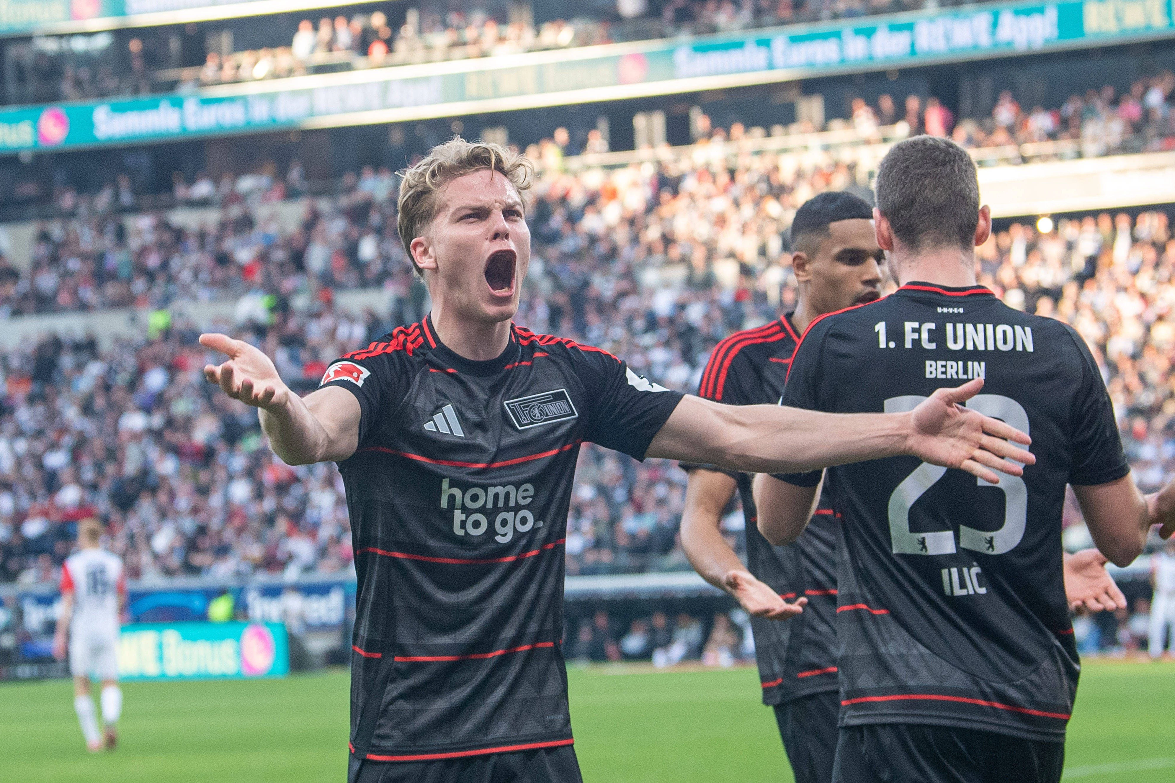 Andras Schäfer feiert das Tor zum 2:1 des 1. FC Union bei Eintracht Frankfurt. Wenig später hatte der Mittelfeldmann wegen eines Handspiels nichts zu jubeln.