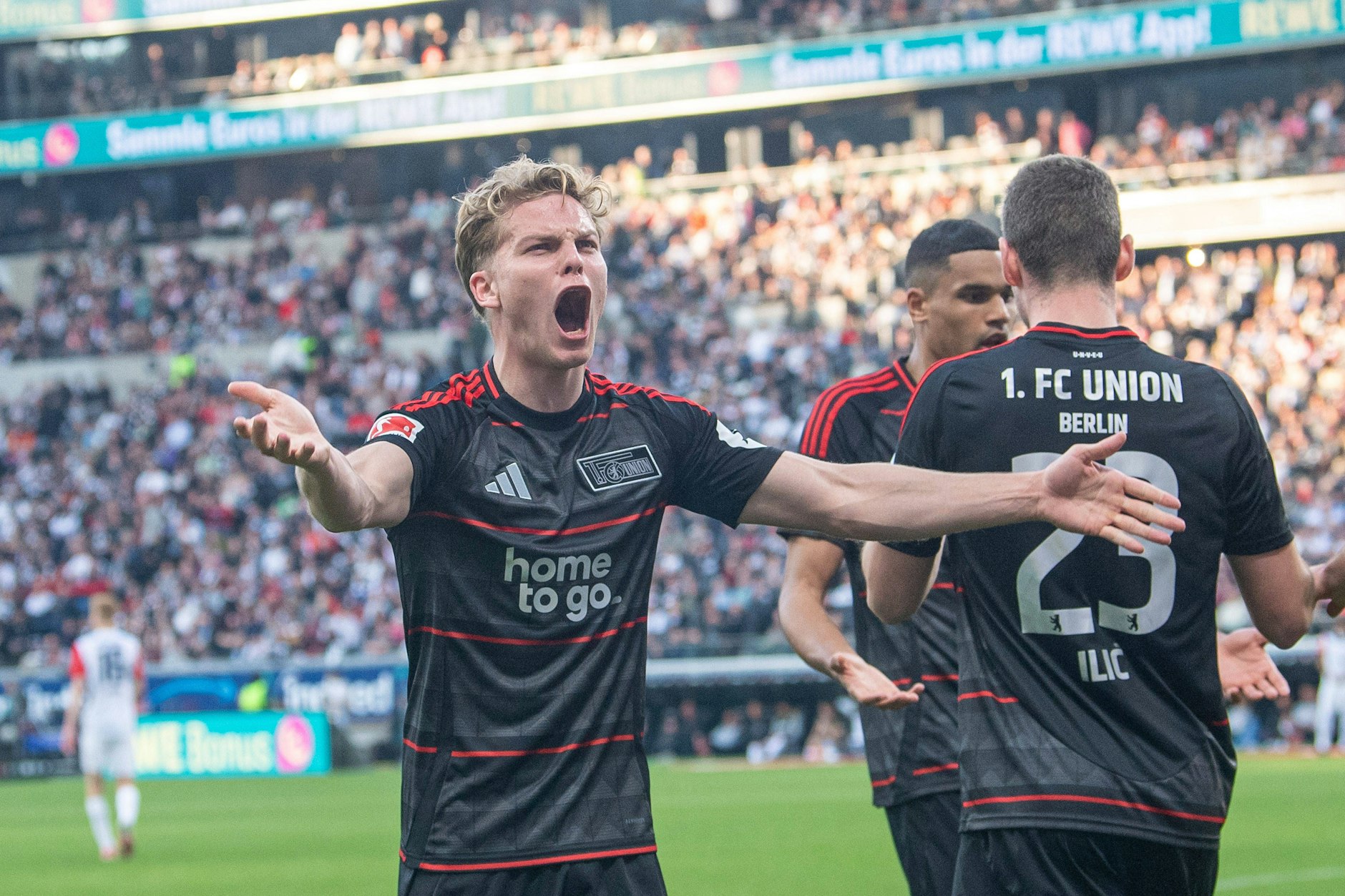 Andras Schäfer feiert das Tor zum 2:1 des 1. FC Union bei Eintracht Frankfurt. Wenig später hatte der Mittelfeldmann wegen eines Handspiels nichts zu jubeln.