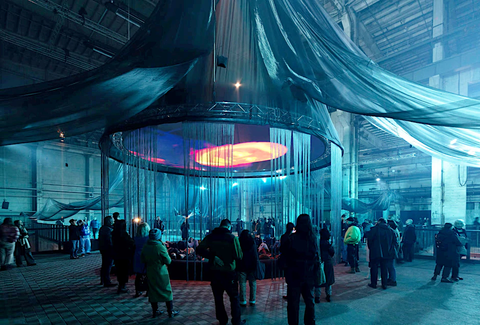Laure Prouvost, „WE FELT A STAR DYING 2025“. Installationsansicht im Kraftwerk, Berlin.