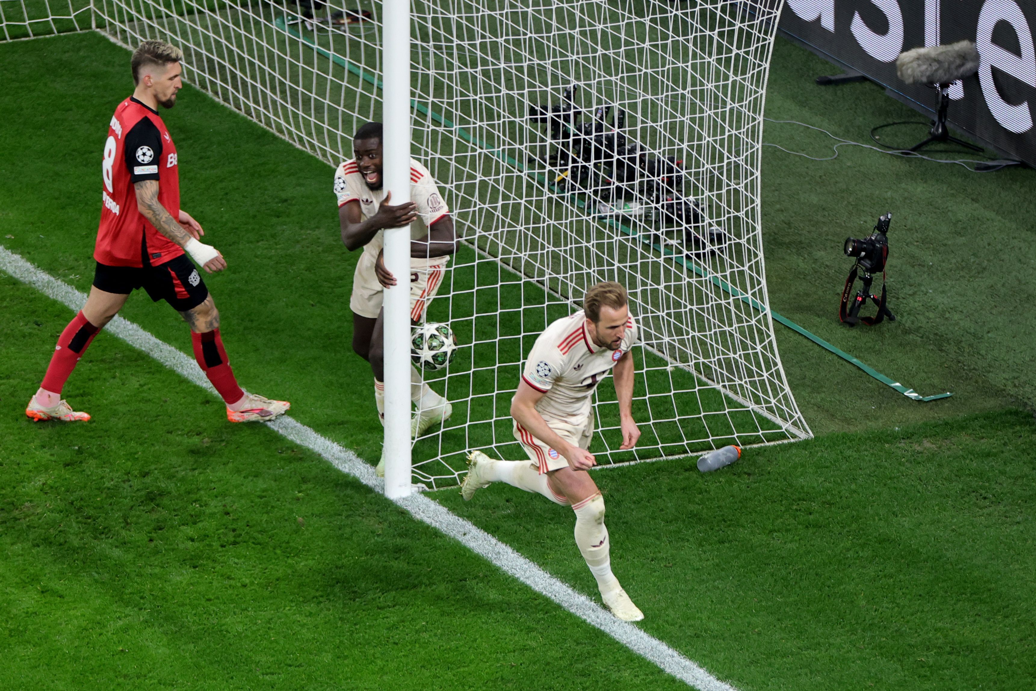 Image - Machtdemonstration! Der FC Bayern verordnet Bayer die Bitter-Pille