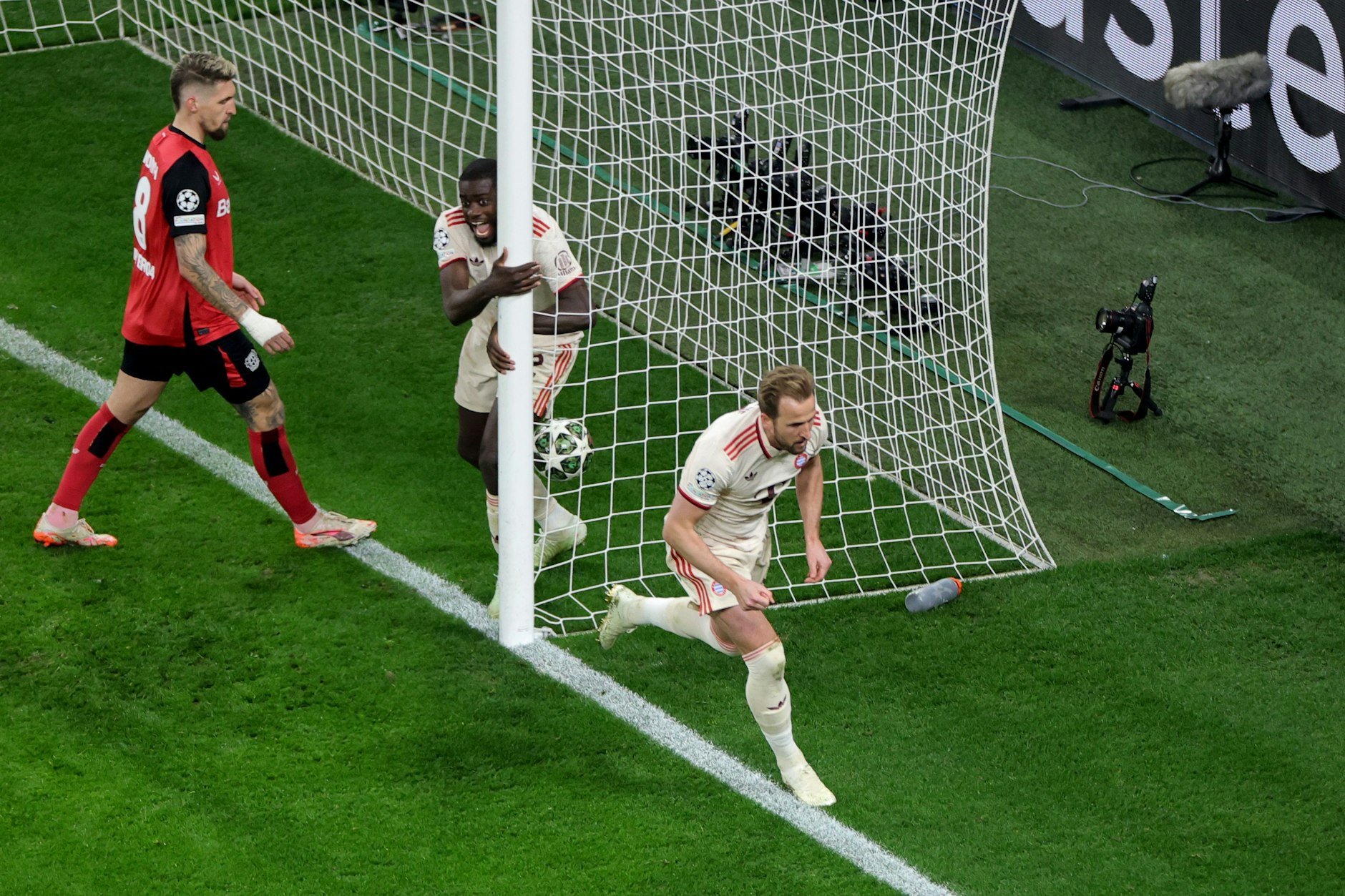 Münchens Harry Kane (r.) jubelt nach dem Tor zum 0:1.
